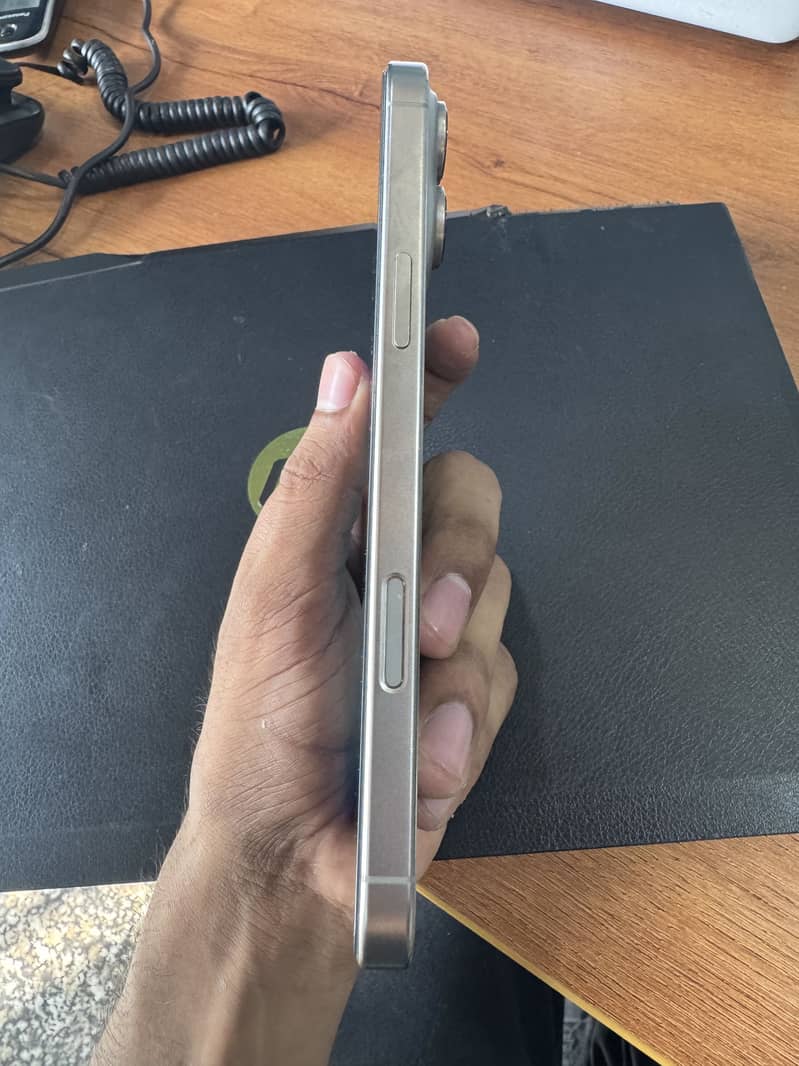 Apple iPhone 16 Pro Max 2