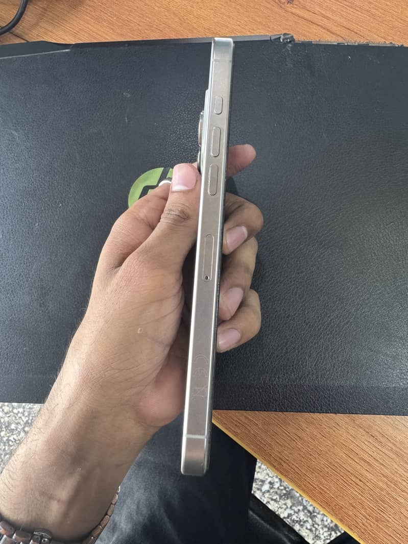 Apple iPhone 16 Pro Max 3