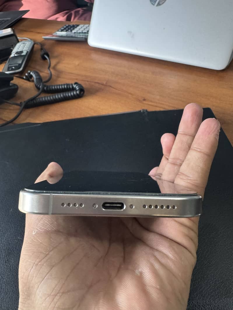 Apple iPhone 16 Pro Max 4