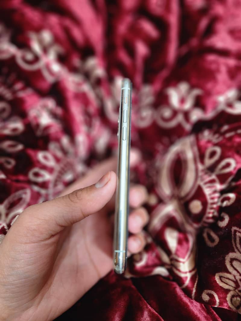 Apple iPhone 11 Pro 4