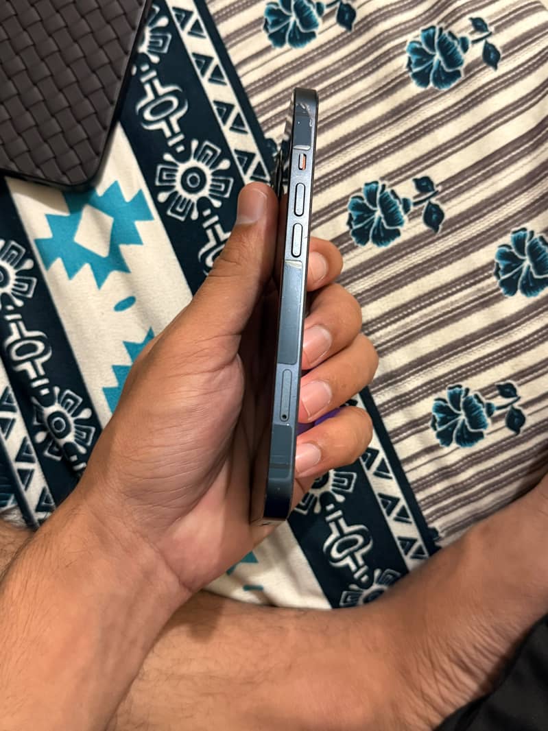Apple iPhone 13 5