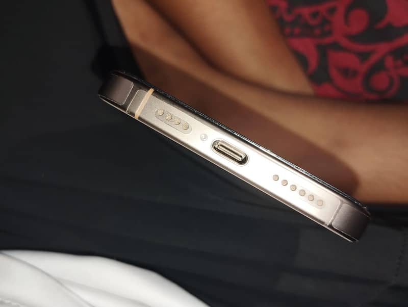 Apple iPhone 16 Pro 1