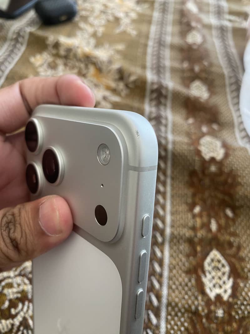 Apple iPhone 17 Pro Max 4