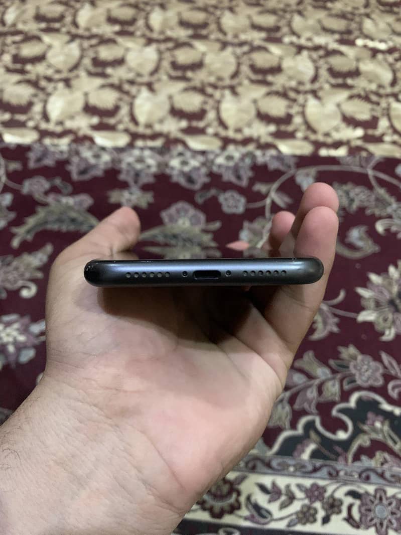 Apple iPhone 11 4
