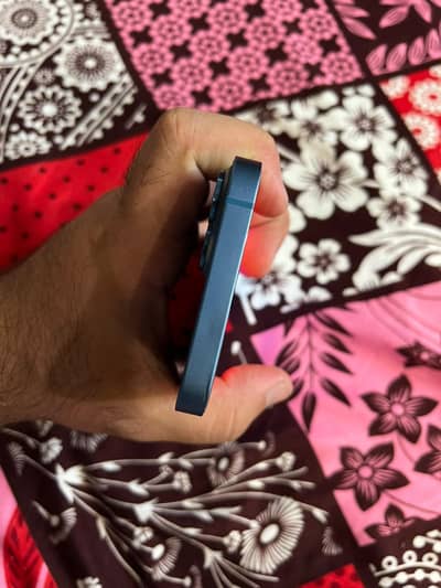 Iphone 13 128gb just Back Cracked and battery Service 75%