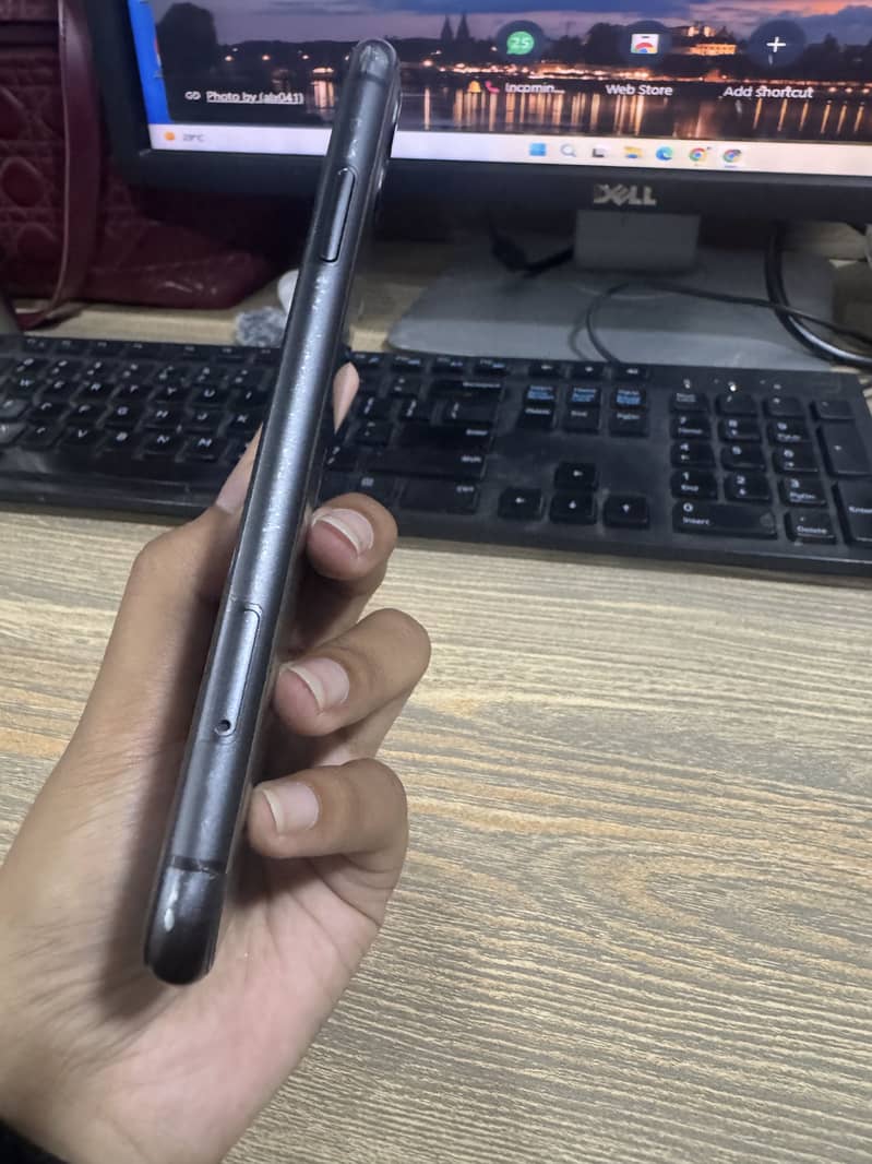Apple iPhone 11 3