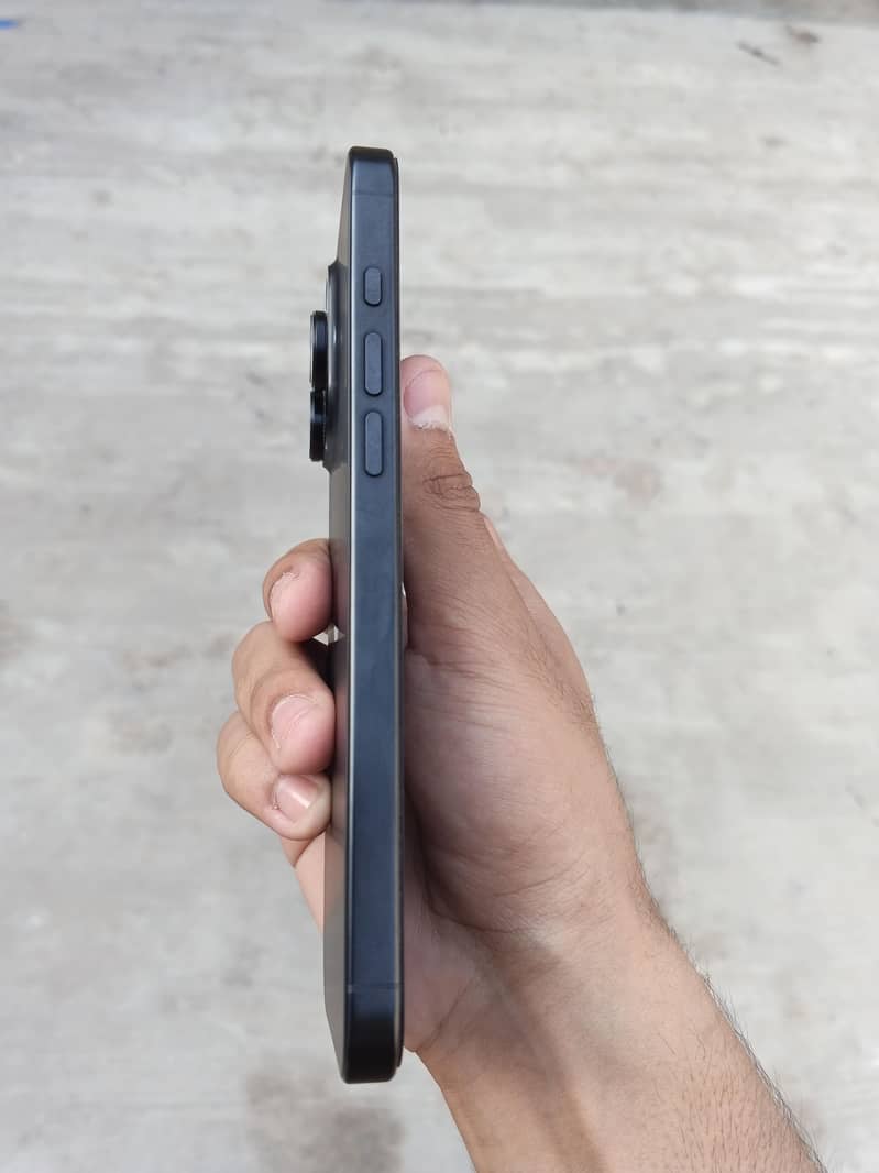Apple iPhone 16 Pro Max 2