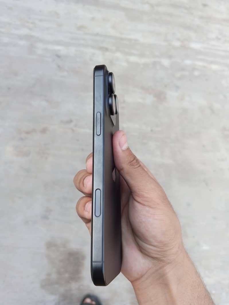 Apple iPhone 16 Pro Max 4