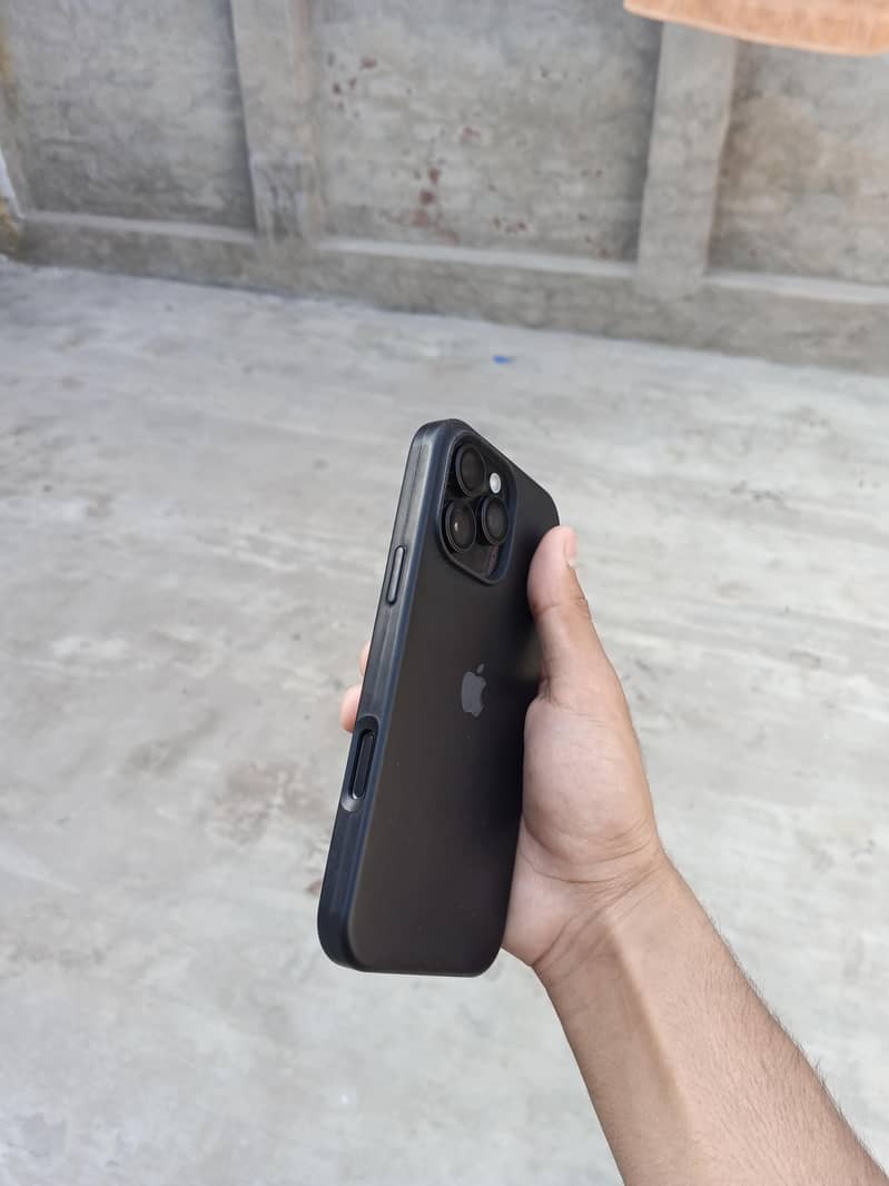 Apple iPhone 16 Pro Max 9