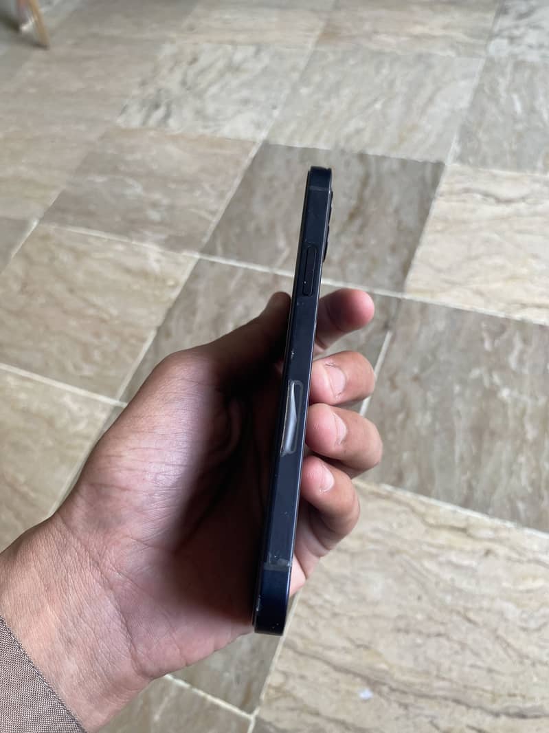 Apple iPhone 12 4