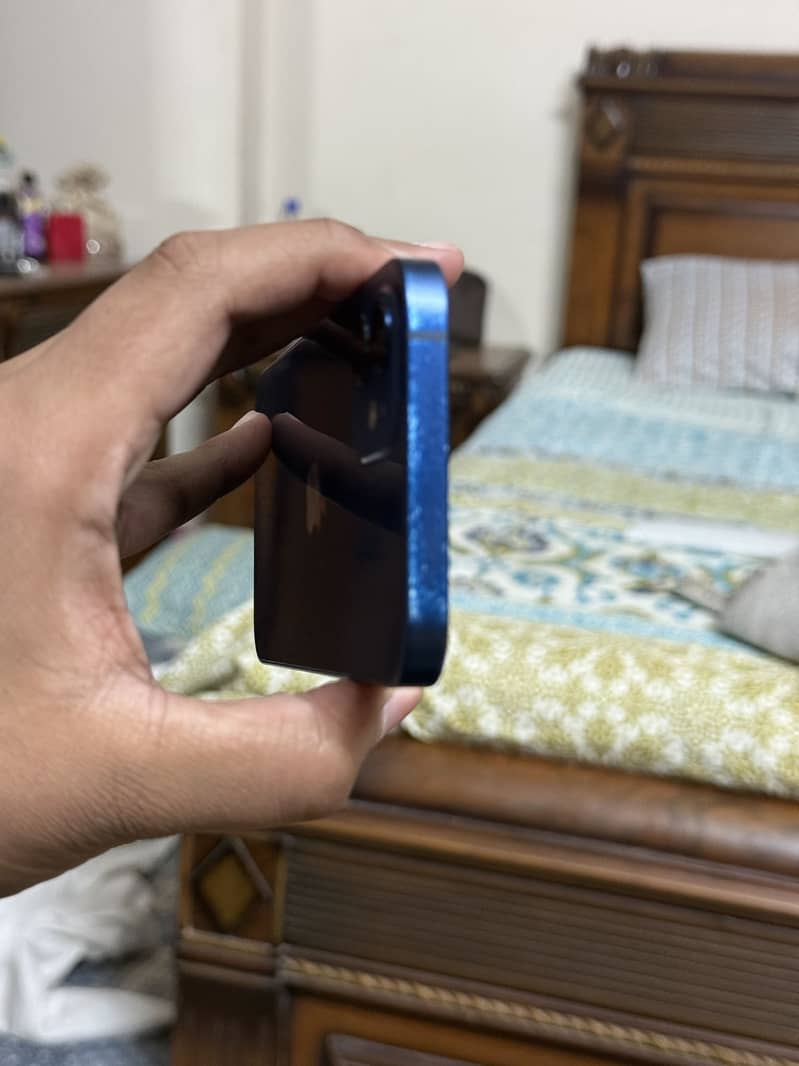 Apple iPhone 12 4