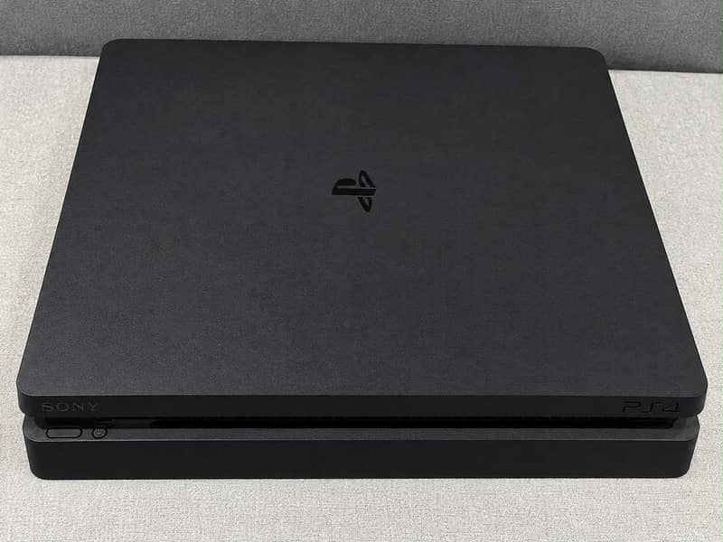PS4 slim 1