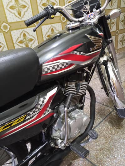 cg 125 24 model bht hi Kamal bike ha just by and drive urgent sale