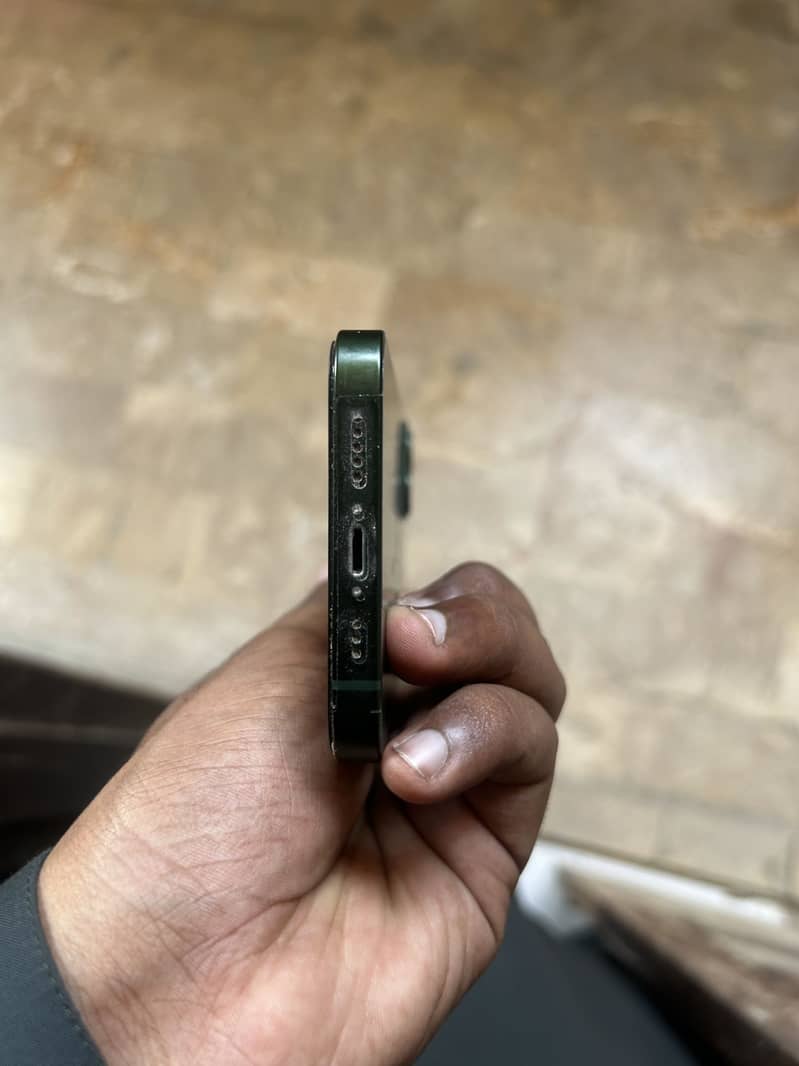 Apple iPhone 13 2