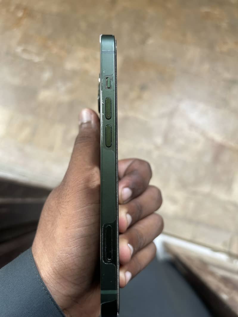 Apple iPhone 13 4