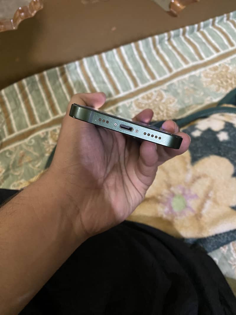 Apple iPhone 13 2