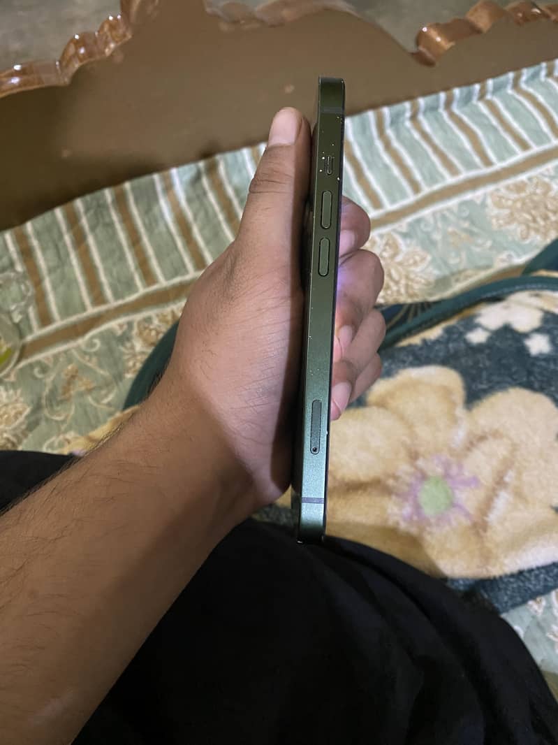 Apple iPhone 13 5