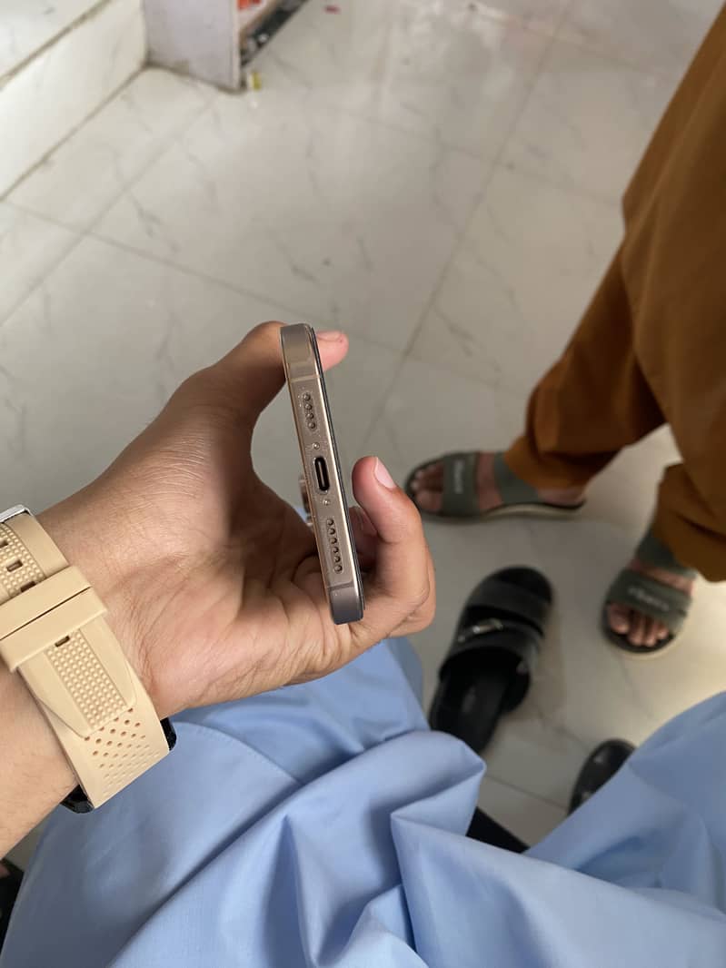 Apple iPhone 16 Pro Max 2
