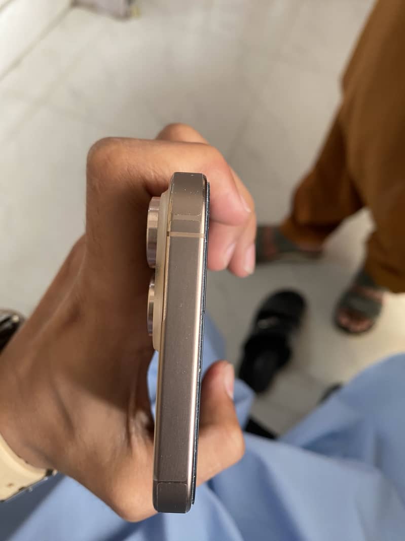 Apple iPhone 16 Pro Max 4