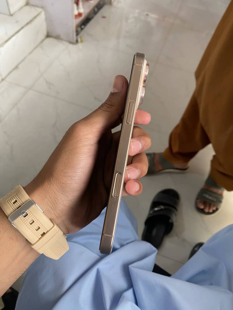 Apple iPhone 16 Pro Max 6