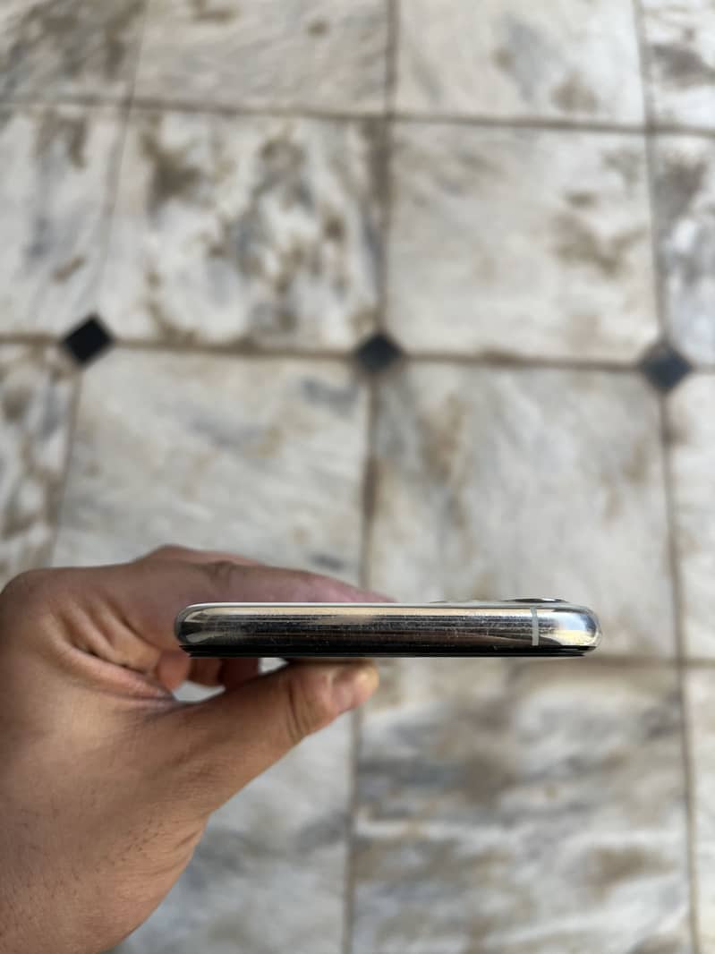 Apple iPhone 11 Pro Max 2