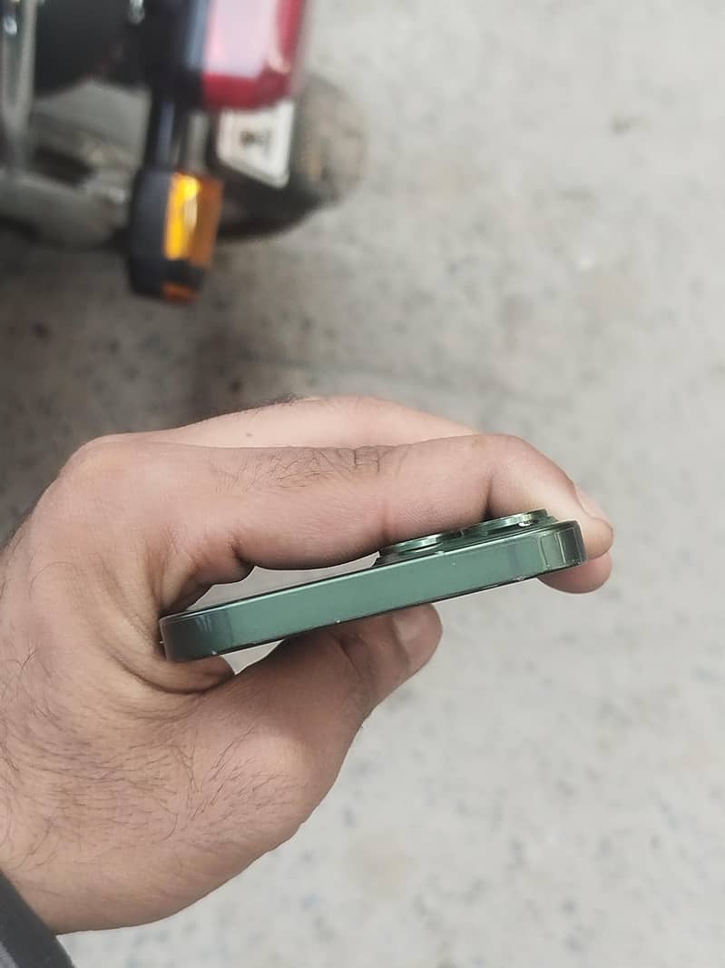 Apple iPhone 13 4