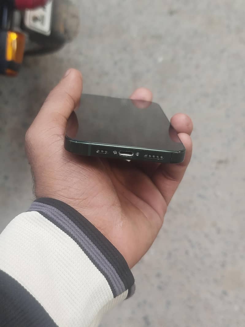 Apple iPhone 13 5