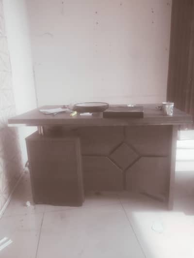 office table and chairs bohat Achi condition ka saman hy 7table hy 7ch