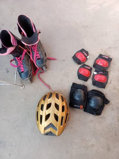 Inline skating shoes with helmet and setfy guard
