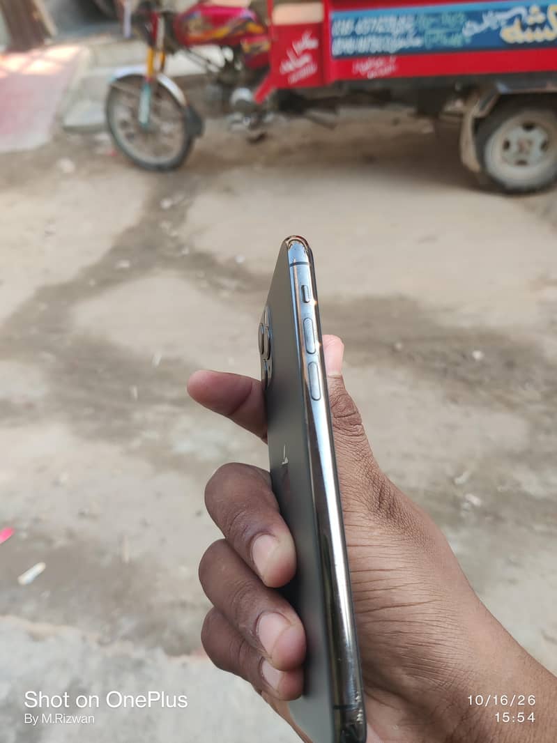 Apple iPhone 11 Pro 4