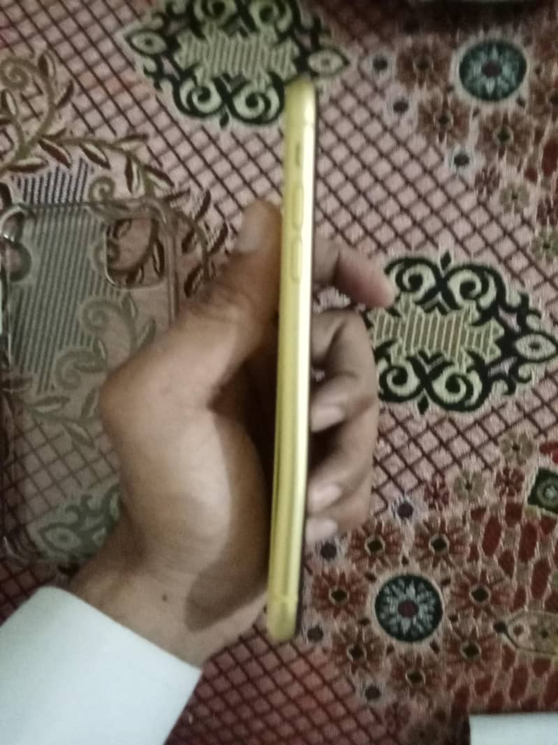 Apple iPhone 11 4