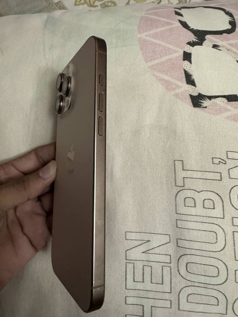 Apple iPhone 16 Pro Max 1