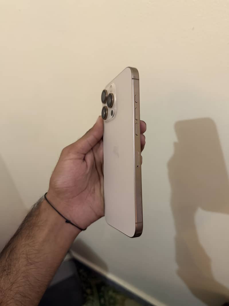 Apple iPhone 16 Pro Max 2