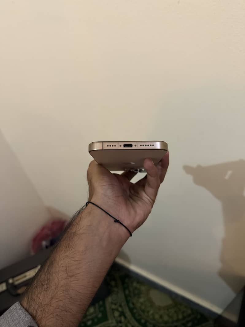 Apple iPhone 16 Pro Max 4