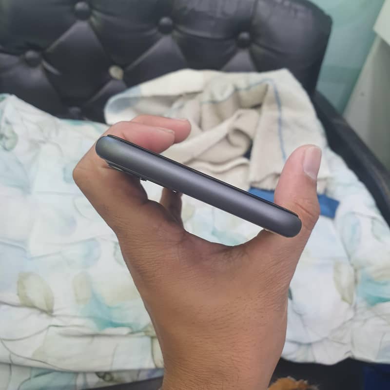 Apple iPhone 11 4
