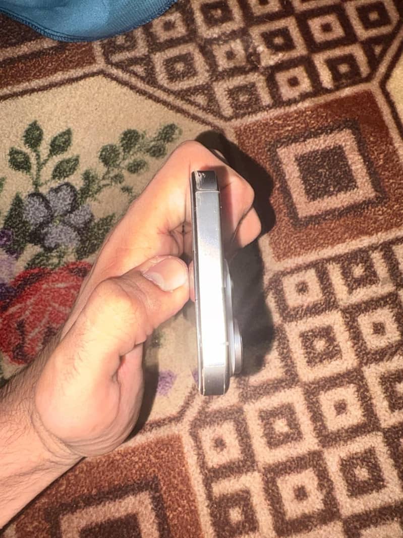 IPHONE 15 PRO 4