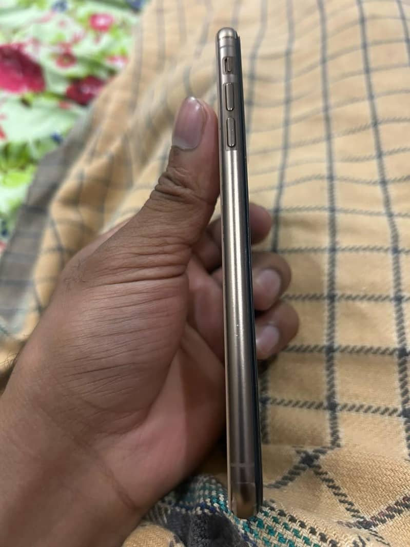 Apple iPhone XS Max 3