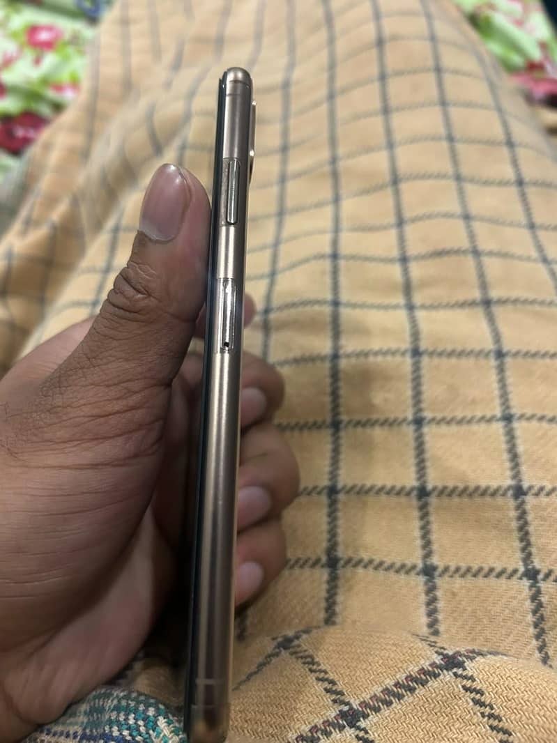 Apple iPhone XS Max 4