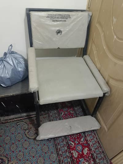 chair with wheels for urgent sale  10000Rs