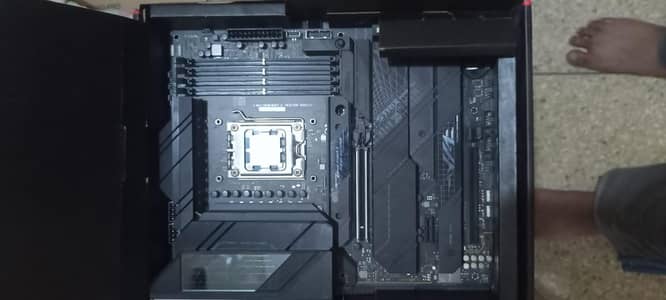 ROG Asus x670 e f Gaming wifi with  Ryzan 7 7700 processor Am5