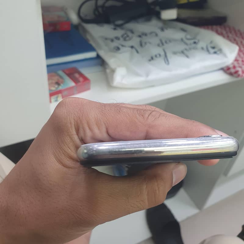 Apple iPhone X 4