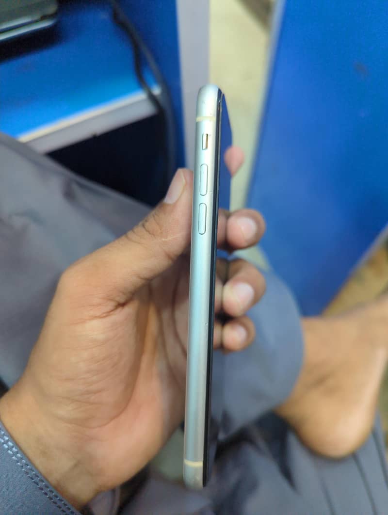 Apple iPhone 11 3