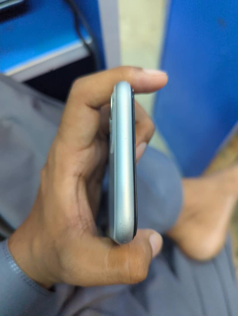 Apple iPhone 11 4