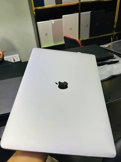 Apple MacBook Pro 15” (2018) – Core i7 | 16GB RAM | 512GB SSD