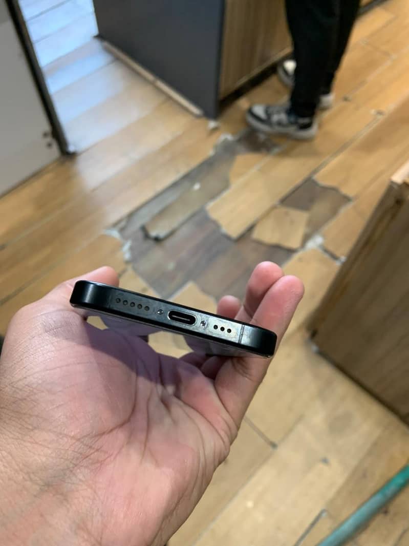 Apple iPhone 15 Pro 4