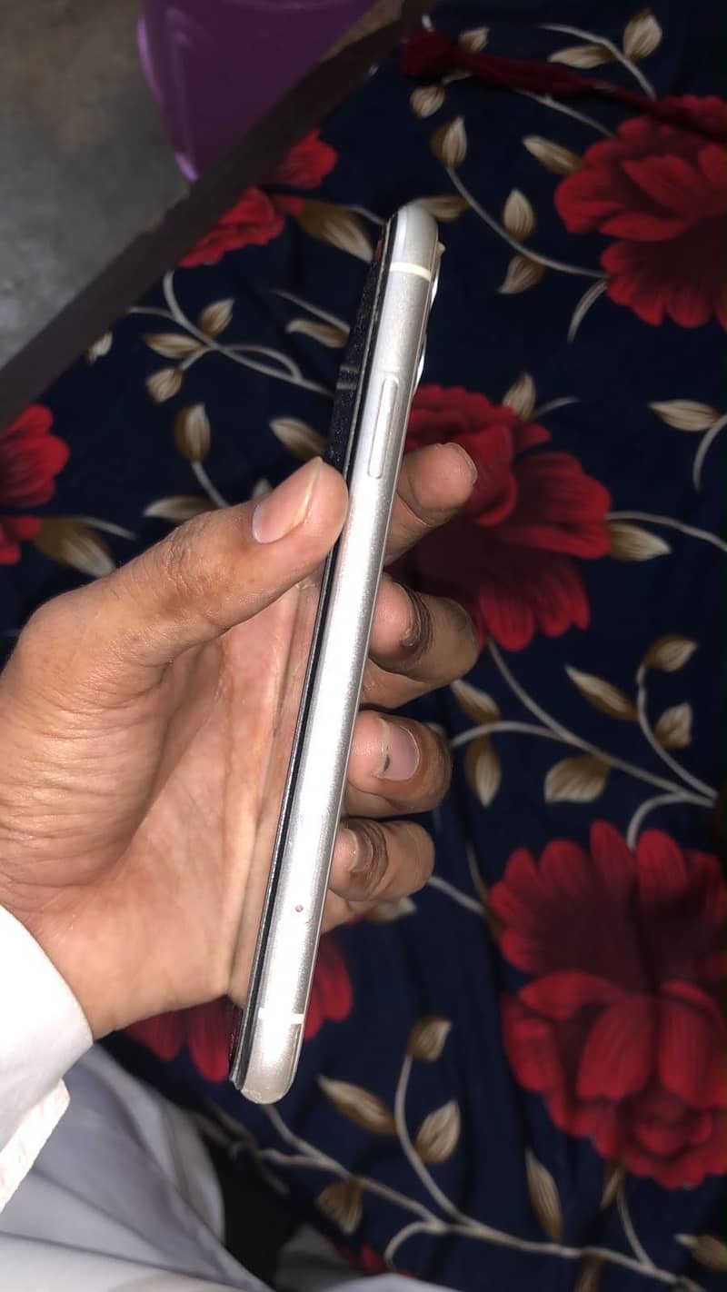 Apple iPhone 11 4