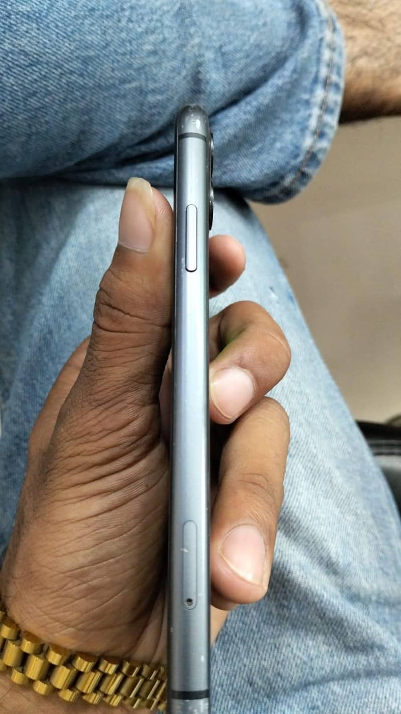 Apple iPhone 11 4