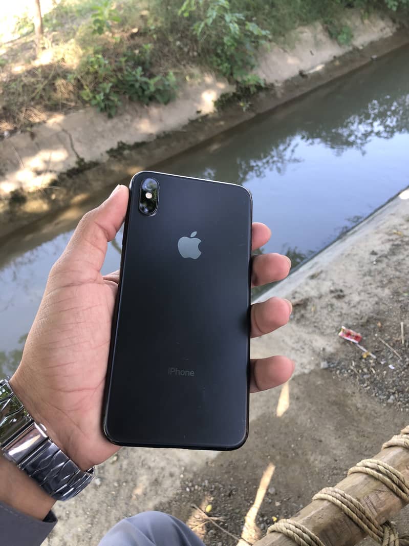 Apple iPhone XS Max 0