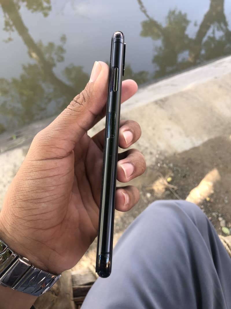 Apple iPhone XS Max 1