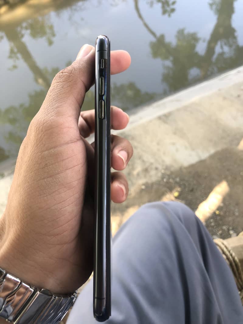 Apple iPhone XS Max 2